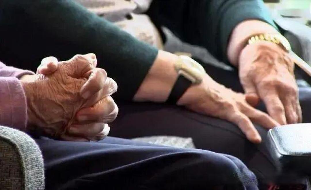 上海第一批女光棍住进养老院,如今生活印证了一句话。