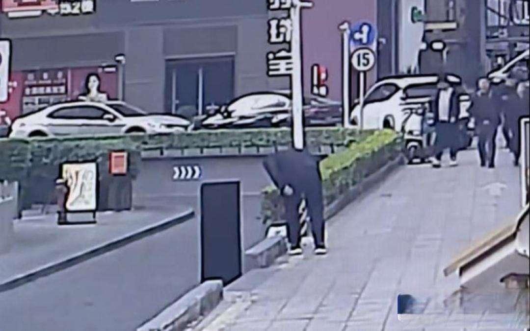 广东深圳一保安在路边捡到大量银砖!价值近15万,“还以为是人家临时放在那里的”,警方:已找到失主并领回