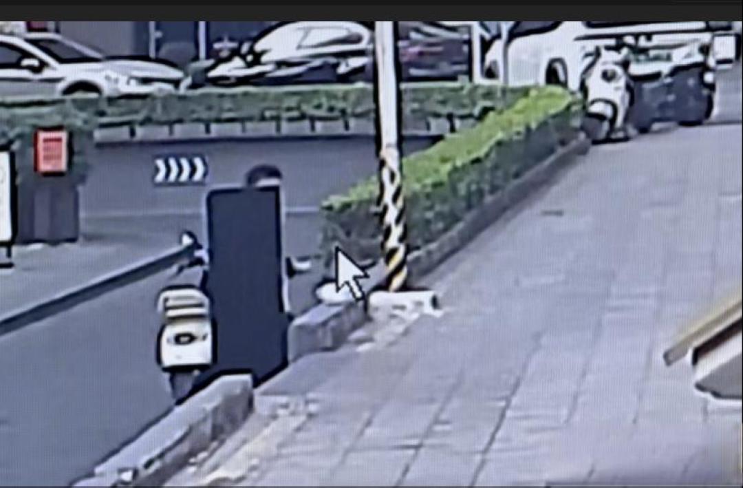 广东深圳一保安在路边捡到大量银砖!价值近15万,“还以为是人家临时放在那里的”,警方:已找到失主并领回
