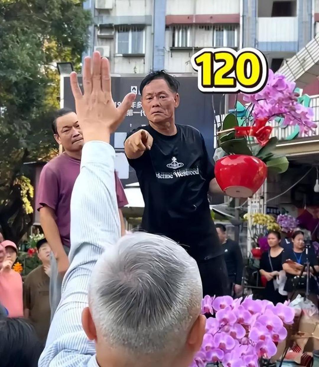 深圳街头年花“反向拍卖”火了,快乐比花更值钱
