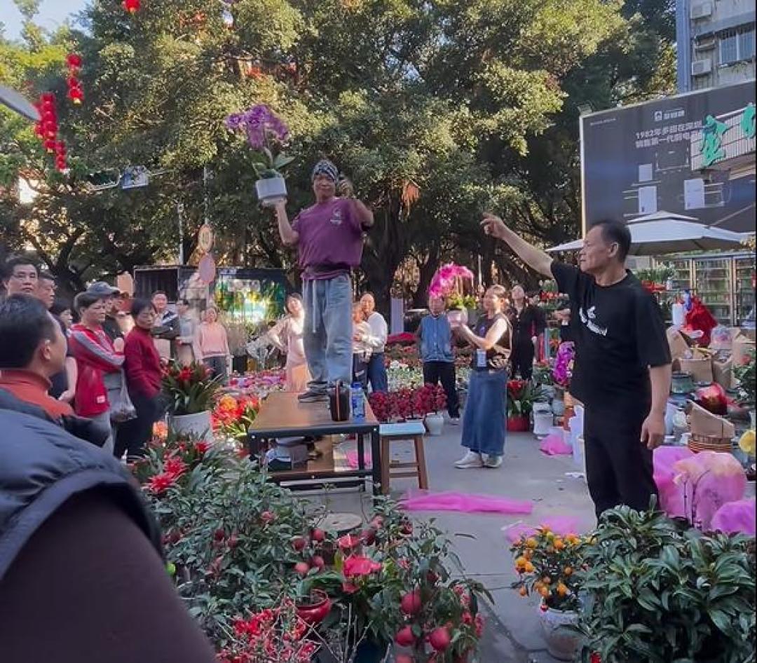 深圳街头年花“反向拍卖”火了,快乐比花更值钱