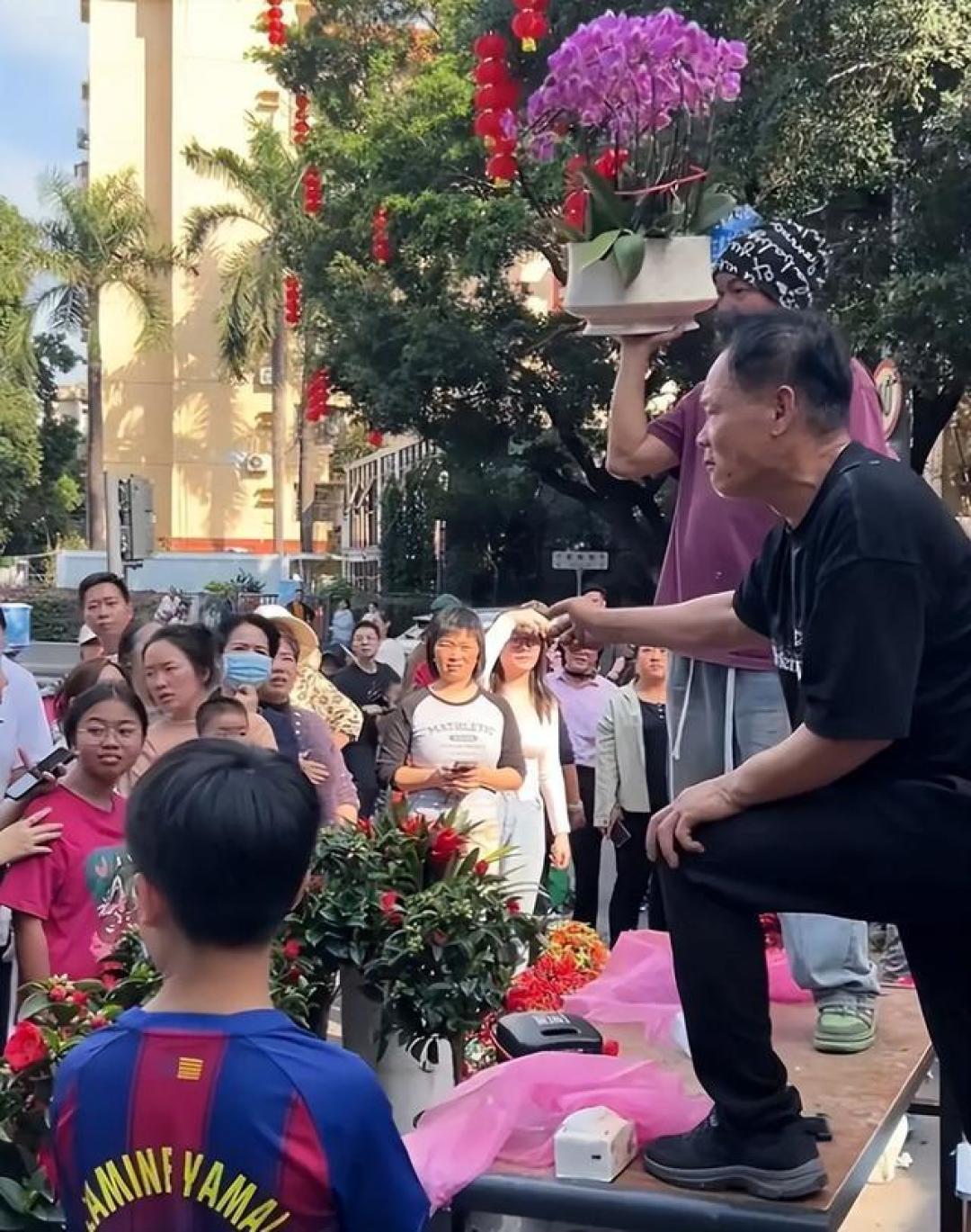 深圳街头年花“反向拍卖”火了,快乐比花更值钱