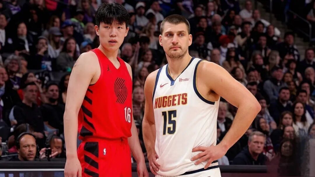 NBA|掘金以157:103狂胜开拓者54分,双核联手的统治力简直无解!甜蜜蜜啊,杨瀚森心愿达成,终于见到心心念念的偶像约基奇。