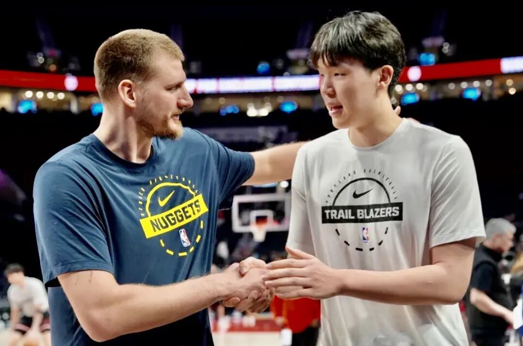 NBA|掘金以157:103狂胜开拓者54分,双核联手的统治力简直无解!甜蜜蜜啊,杨瀚森心愿达成,终于见到心心念念的偶像约基奇。