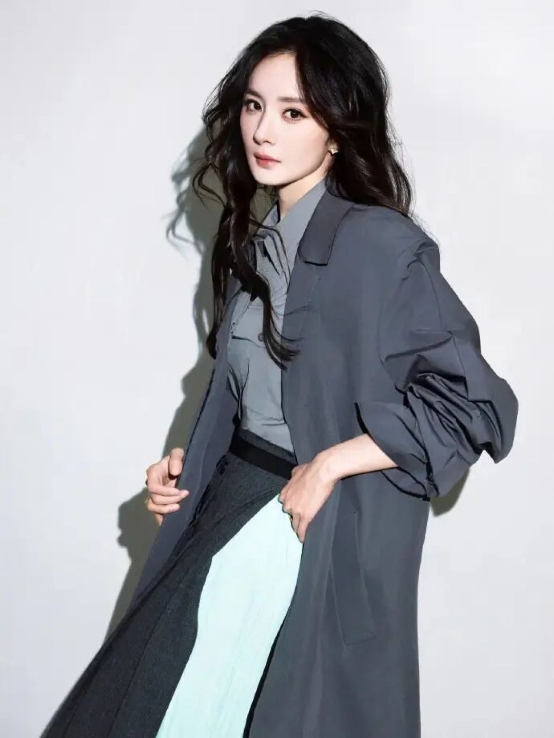 杨幂《惊蛰无声》身份不详,穿搭却“超强”:女人最高级的活法,是让人猜不透