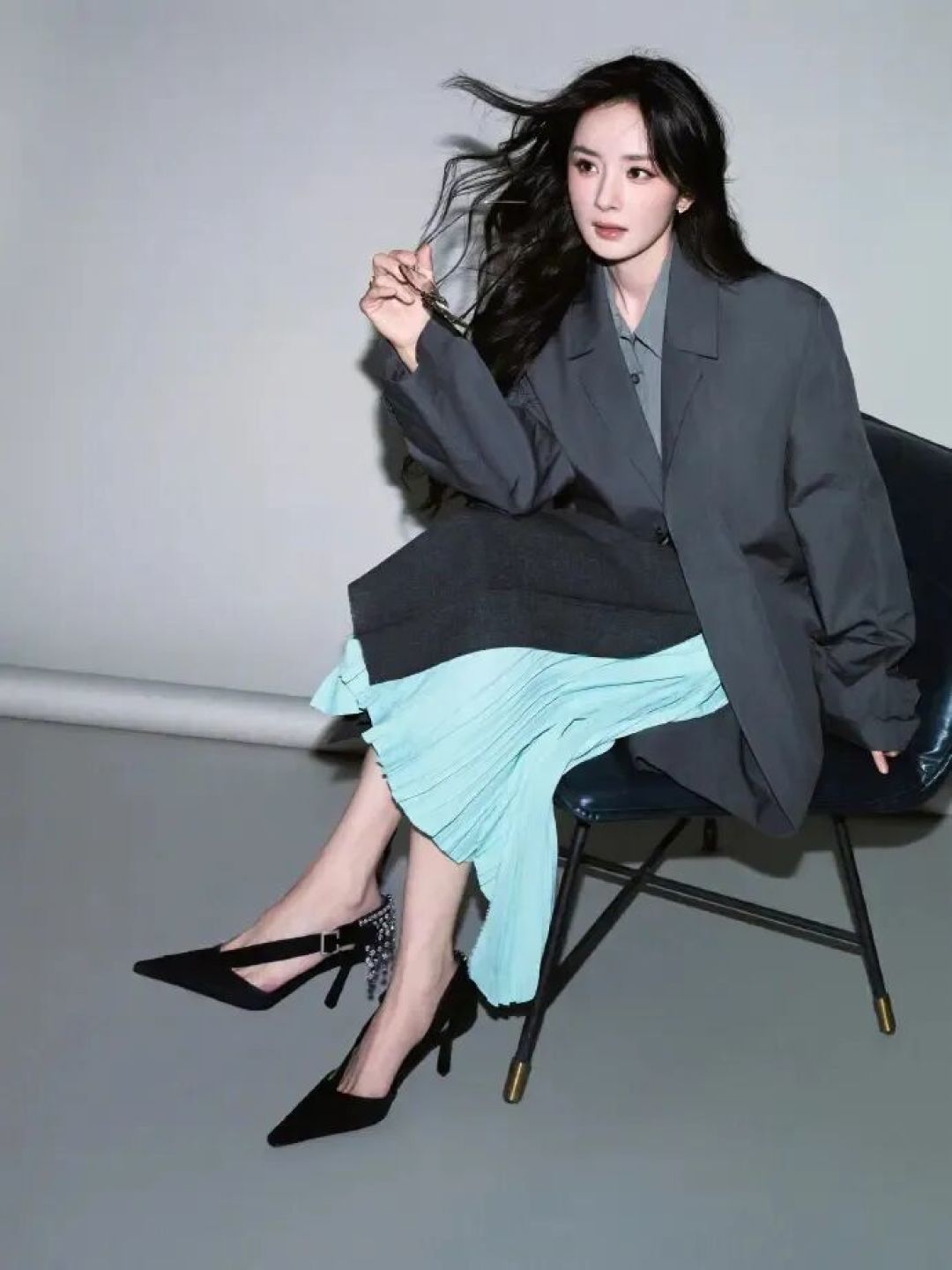 杨幂《惊蛰无声》身份不详,穿搭却“超强”:女人最高级的活法,是让人猜不透