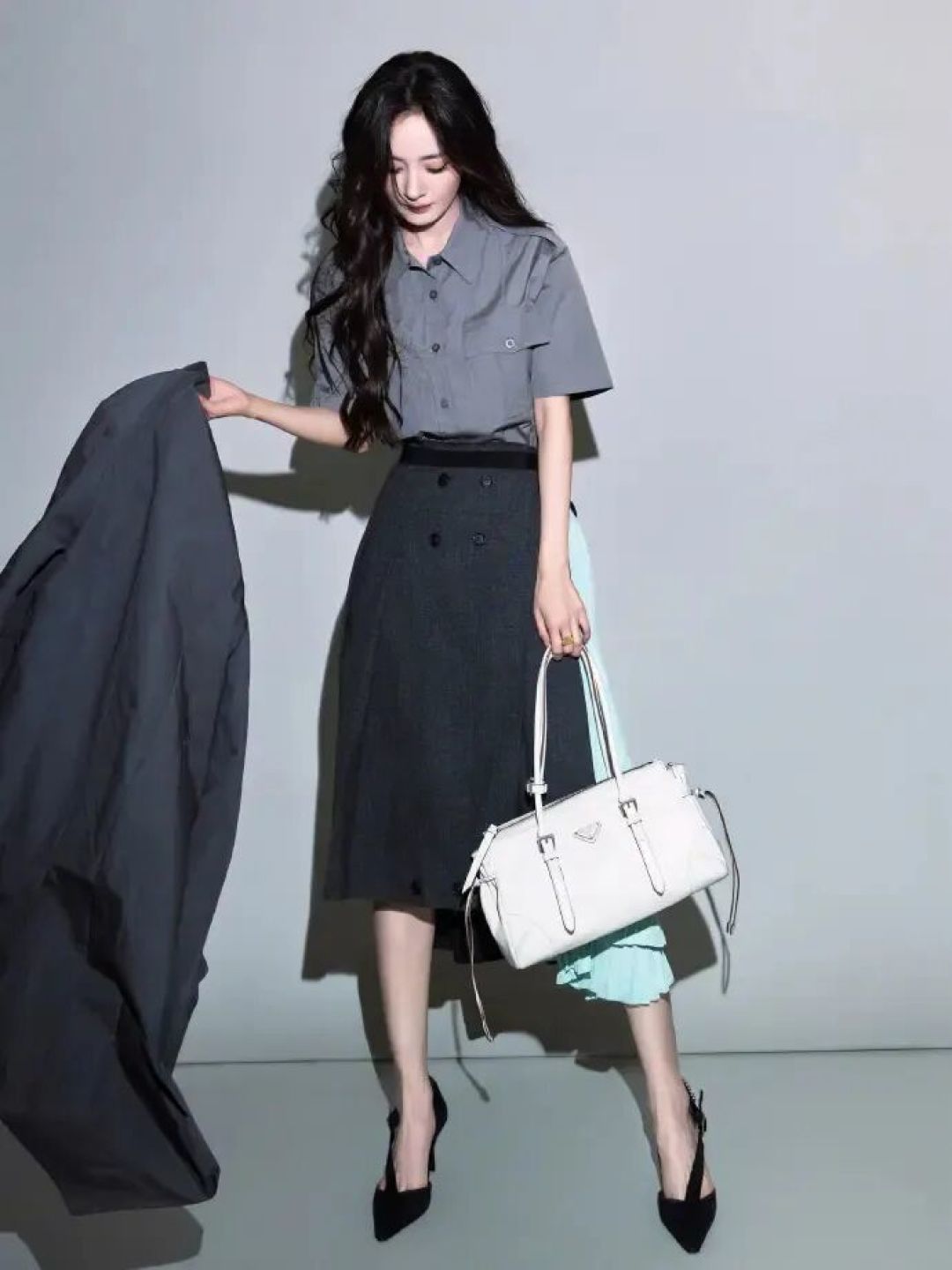 杨幂《惊蛰无声》身份不详,穿搭却“超强”:女人最高级的活法,是让人猜不透