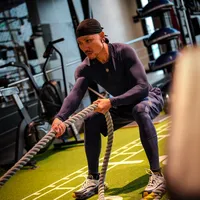 压缩衣真能提升运动表现？梯度压力与温控设计才是关键差异