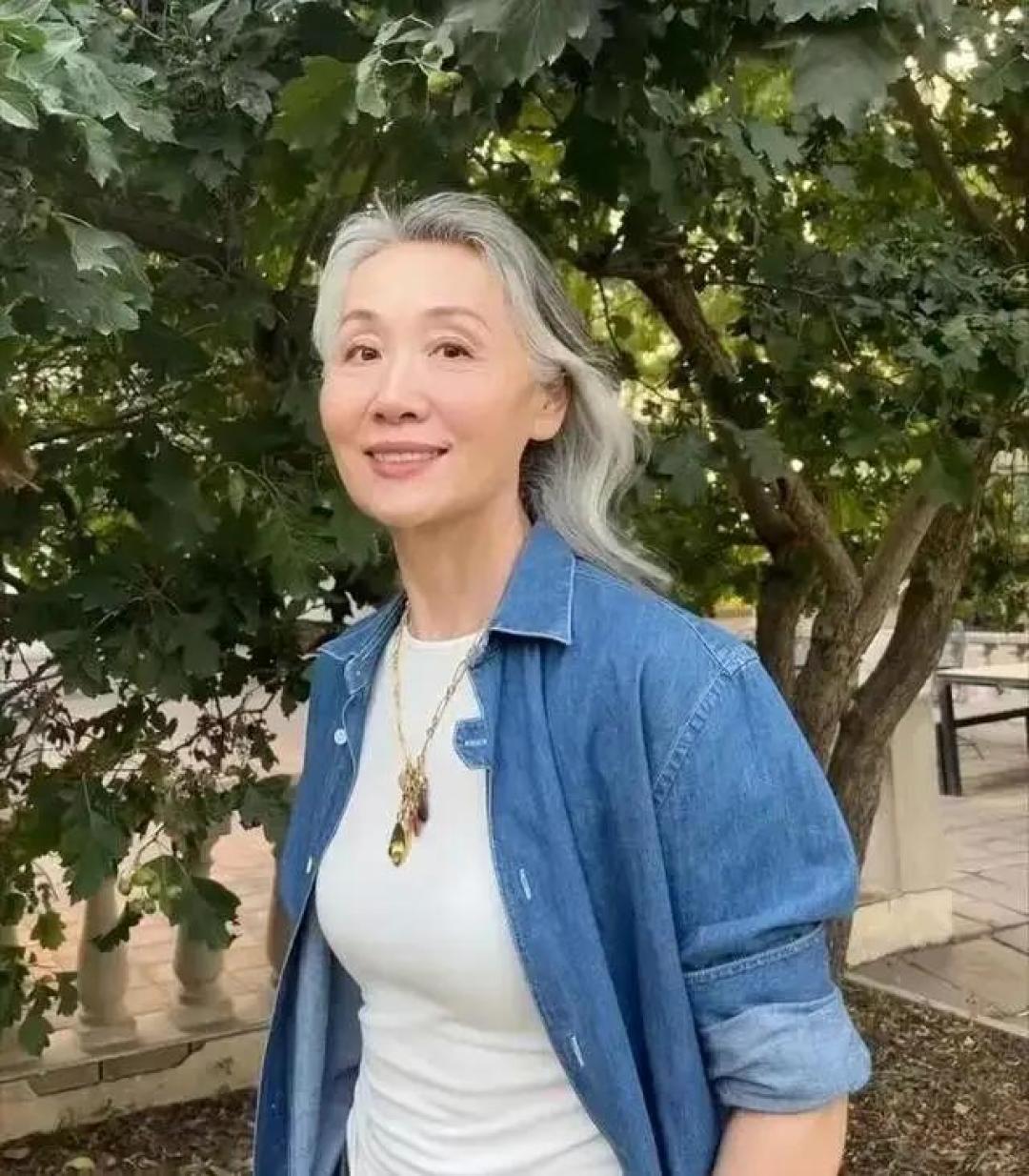 快入春了才发现:大衣不兴了!满街都穿这3种“短外套”,太美了~
