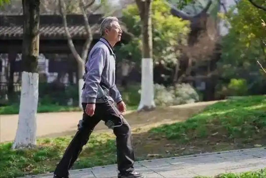 天天走路锻炼错了？医生提醒：老人年纪大，走路要尽量做到这4点