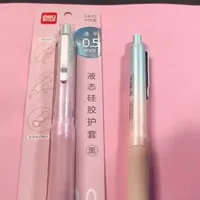 世界中性笔的标杆-得力A72系列 单支不到10元的价格（以不叠加优惠价格来说），低重心，金属笔嘴，金属下管，双层超柔软握胶，金属笔夹，塑料件公差极小，颜值极高。无论从性价比还是技术力都是顶峰的存在。
放眼整个中性笔圈，比它好的，绝对比它贵的多。#文具 #学生党 #中性笔 #得力 #经济