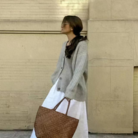 “灰色毛衣”这么穿，真的很高级，