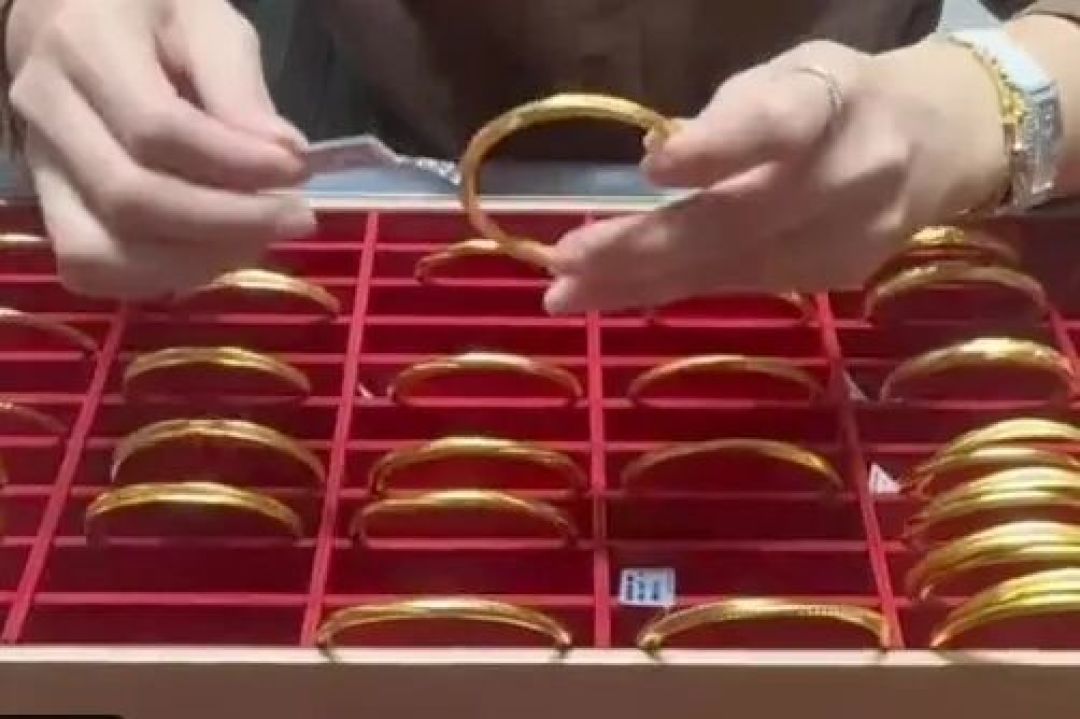 外地游客打“飞的”买黄金……这个春节，水贝商家忙疯了！