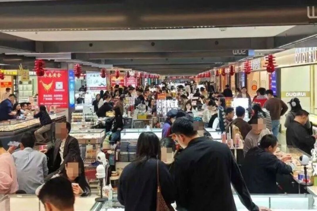 外地游客打“飞的”买黄金……这个春节，水贝商家忙疯了！