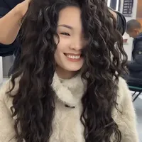 头发超级厚，不知道睡一觉起来会不会吓到隔壁老王#法式羊毛卷 #烫发教程 #美发技术分享 #德飞爱烫发 #第一视角
