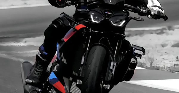 准备入手宝马S1000R：两万公里不换这个零件，当心爆缸！