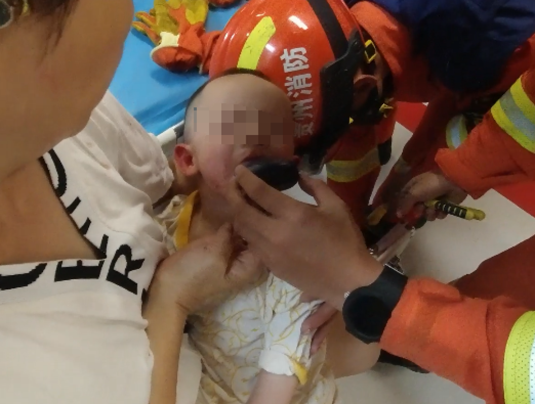 2岁女童吃饭时被15厘米筷子插喉!别再纵容娃这个习惯