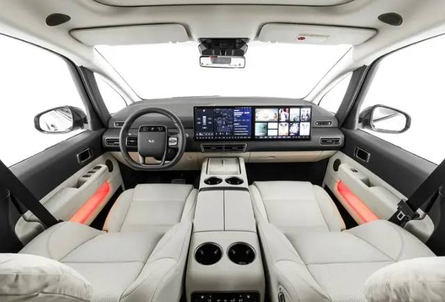 理想MEGA是“未来标杆”还是“设计翻车”？3万用户观点大碰撞