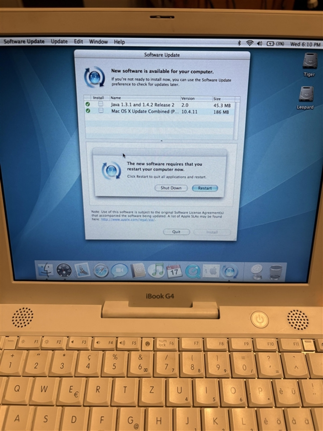 21岁的老苹果笔记本开机连上Wi-Fi 竟然还能收到系统更新!网友:画面美到想舔