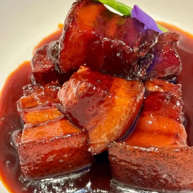 热门美食街暗藏消费陷阱：本地人常去的小巷老店才是地道风味与性价比之选
