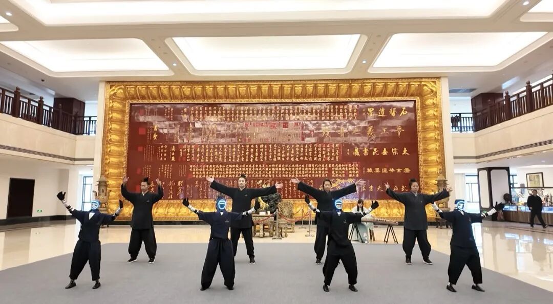这很和合！首代机器人徒弟练起易筋经