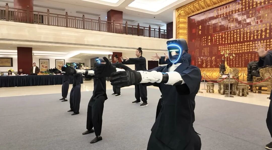 这很和合！首代机器人徒弟练起易筋经