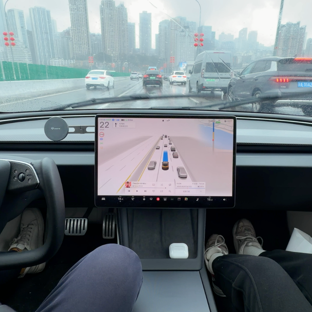 马斯克没吹牛！特斯拉能识别手势信号了，但国内还要继续等