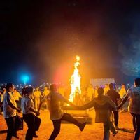 2026年春节湖南崀山举办“来崀山·过瑶年”活动，外国游客深度参与瑶族新年庆典