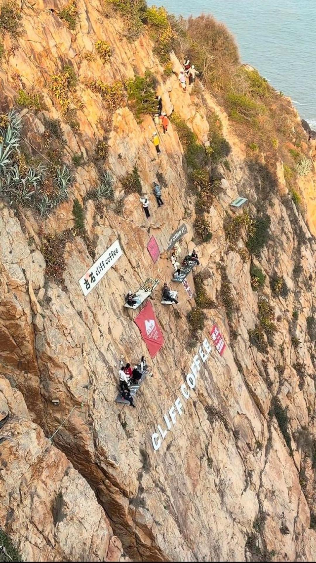 福建悬崖咖啡店火了:座位设在60米高崖壁,网友:腿软也要喝