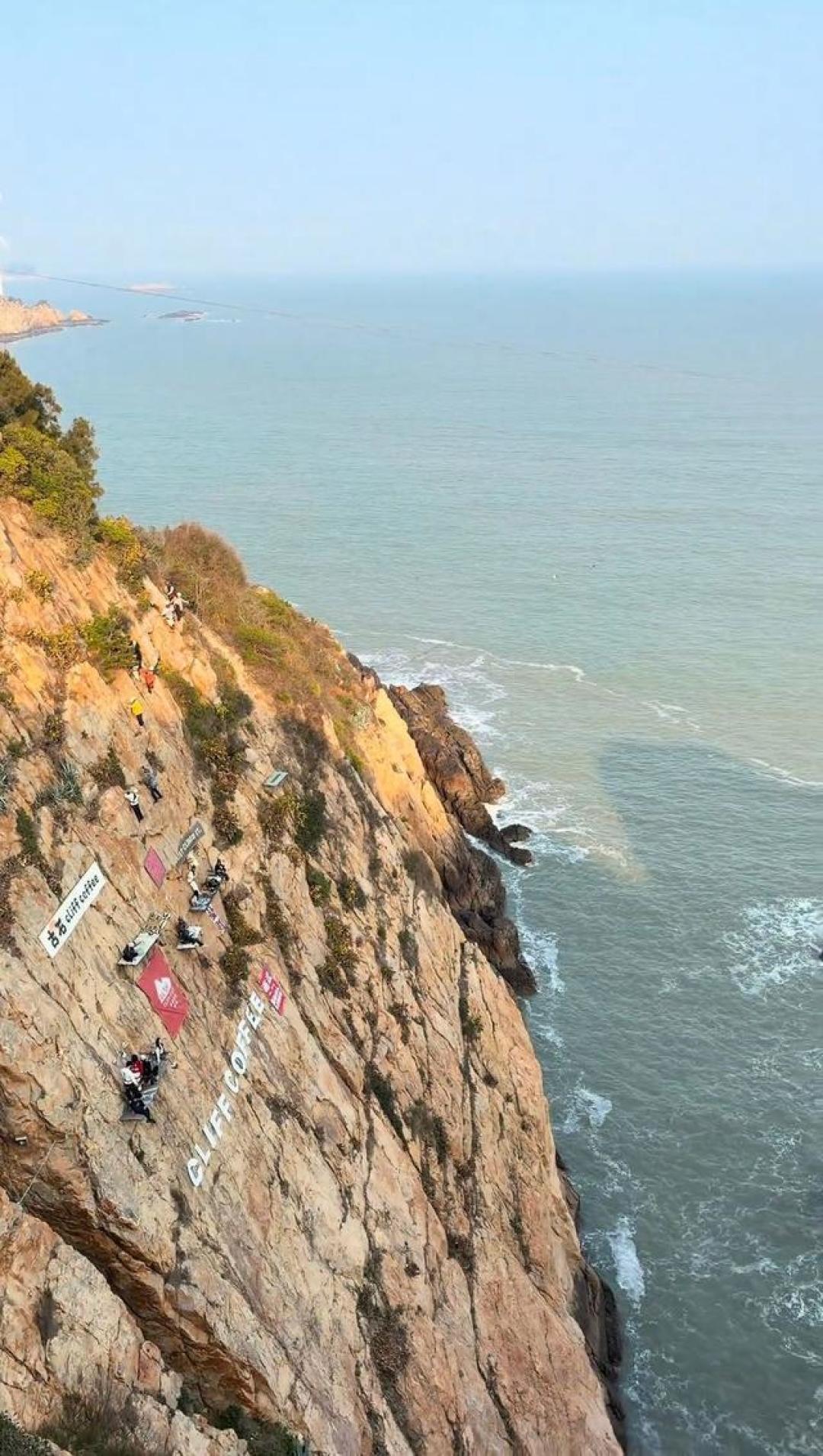 福建悬崖咖啡店火了:座位设在60米高崖壁,网友:腿软也要喝