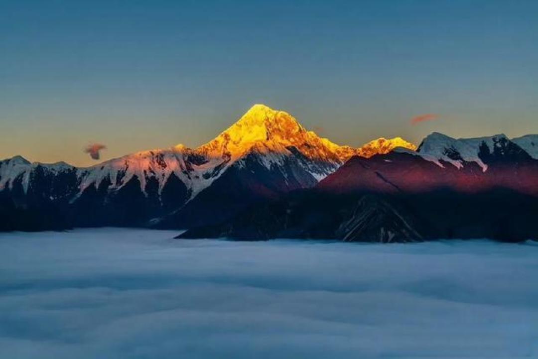 定格日照金山的金色奇迹:超全雪山观赏地与摄影攻略