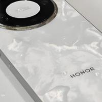 别再吹三天一充了！谈续航只信一点：8300毫安+亮度50%