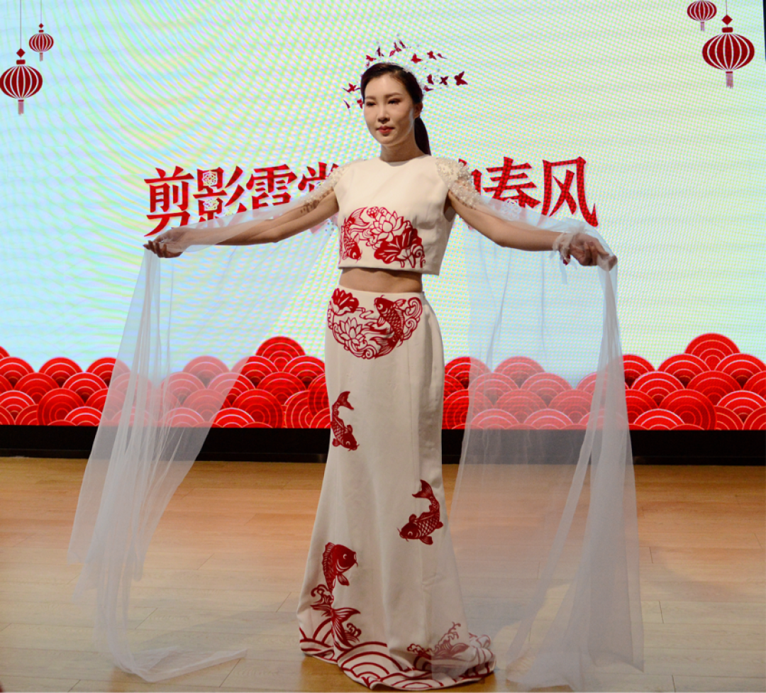 纸韵裁衣 青春承艺｜学院“汉遗纸韵”非遗剪纸社团负责人作品惊艳亮相青山区剪纸艺术展