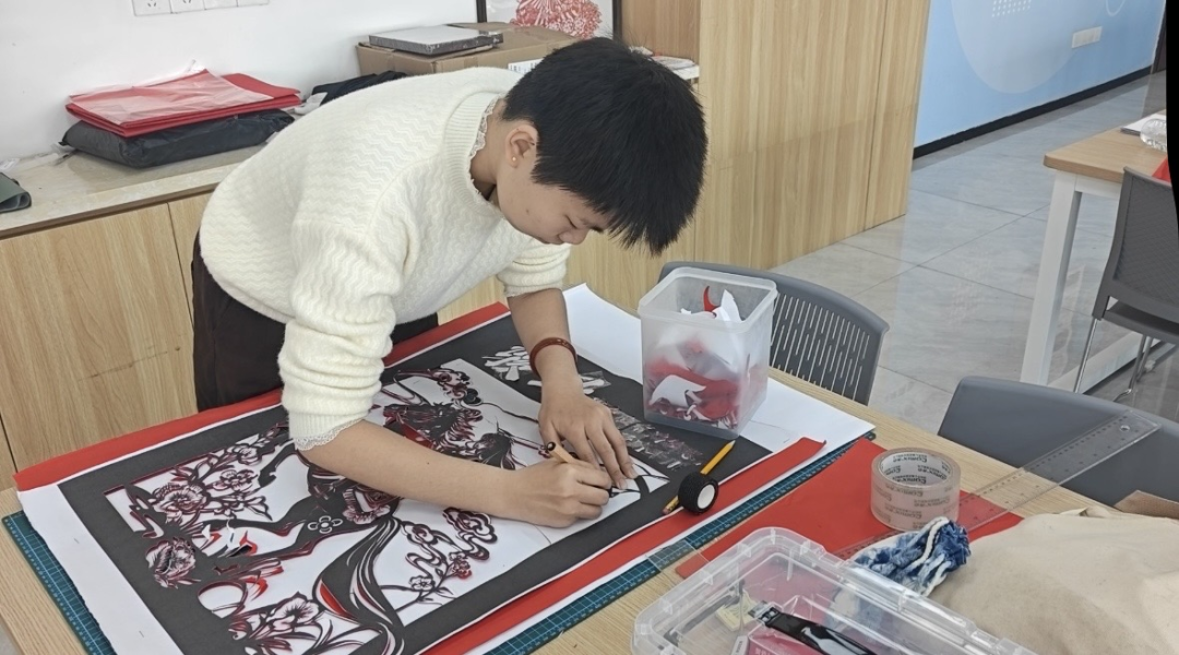 纸韵裁衣 青春承艺｜学院“汉遗纸韵”非遗剪纸社团负责人作品惊艳亮相青山区剪纸艺术展