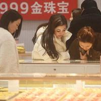 金银价再度大涨！国内金饰价格逼近1600元/克，专家提醒