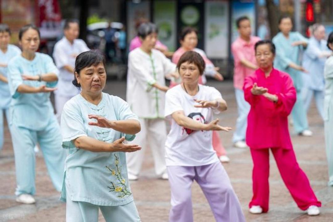 每天走万步有益?医生调查:过了70岁,运动尽量做到这3点