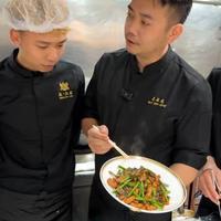 蒜香肉是粤菜特有的风味，蒜香肉的腌制也是考粤菜砧板师傅的基本功，今天粤菜青年厨师麦石龙毫无保留的把用了十多年的斤两，分享给兄弟们。 #麦石龙