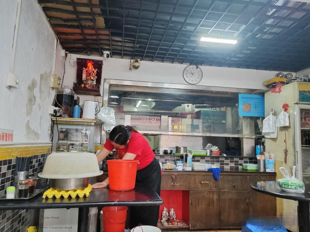 广州美食130|文明路上不起眼的小店,做出了水准之上的肠粉和鸡皇粥