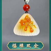 这是以为老爷子寄来的料子，我把他雕刻了这两件寓意好的吊坠 #手艺人#匠心制作#非遗传承#制作过程#设计