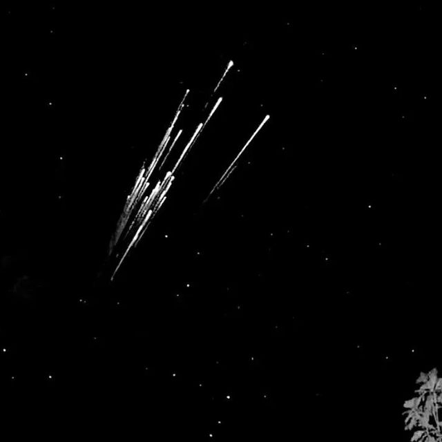 天塌了！本来对着流星许愿，网友说那是马斯克倒的垃圾