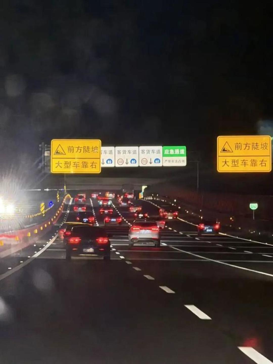 本以为聪明人都提前出发了,一上高速发现都是聪明人!有经验的人直接焖好了一锅饭路上吃
