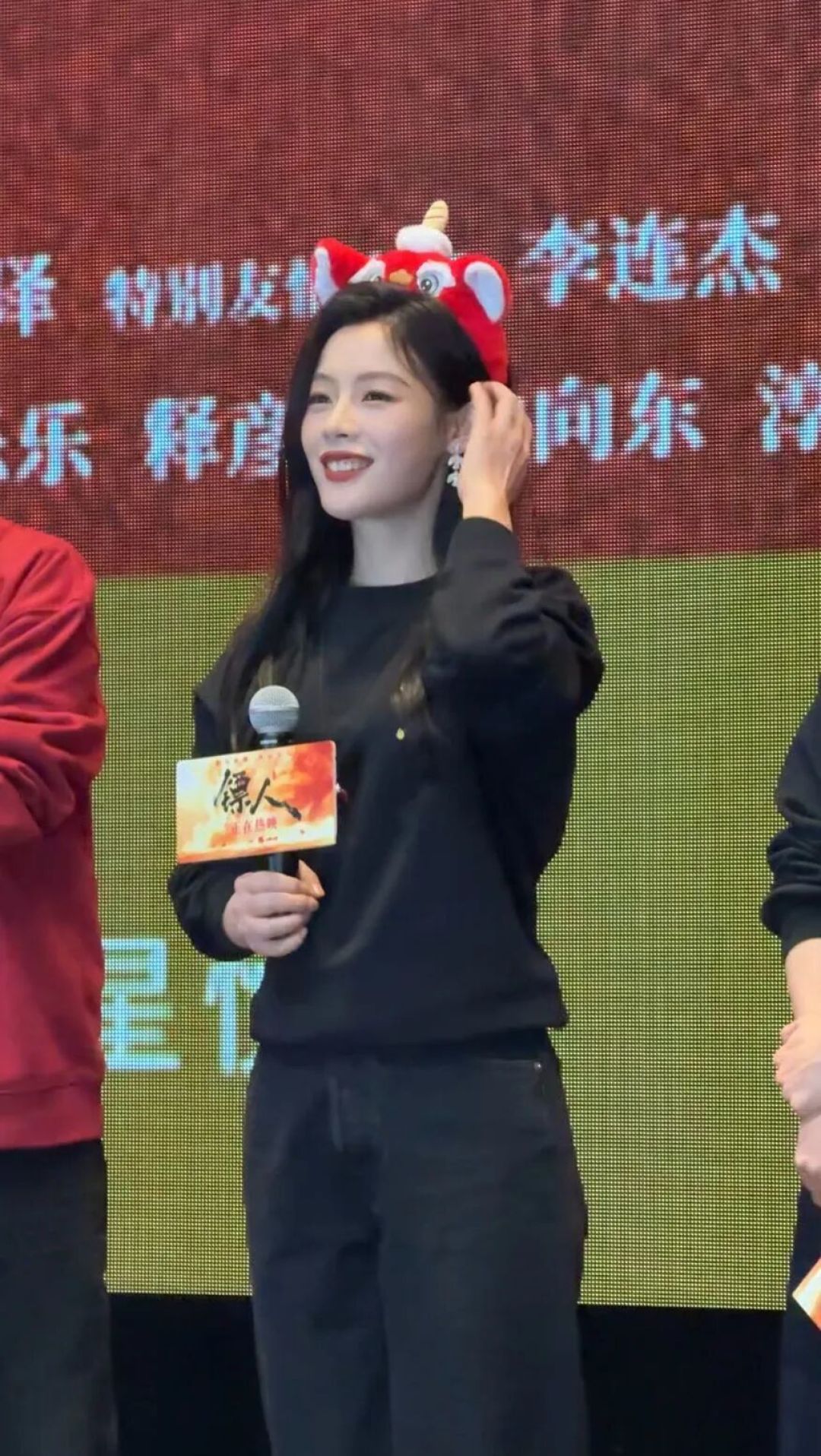 票房已破7亿元,连续4天逆跌!女演员演现场落泪:“我把命都交代出去了”