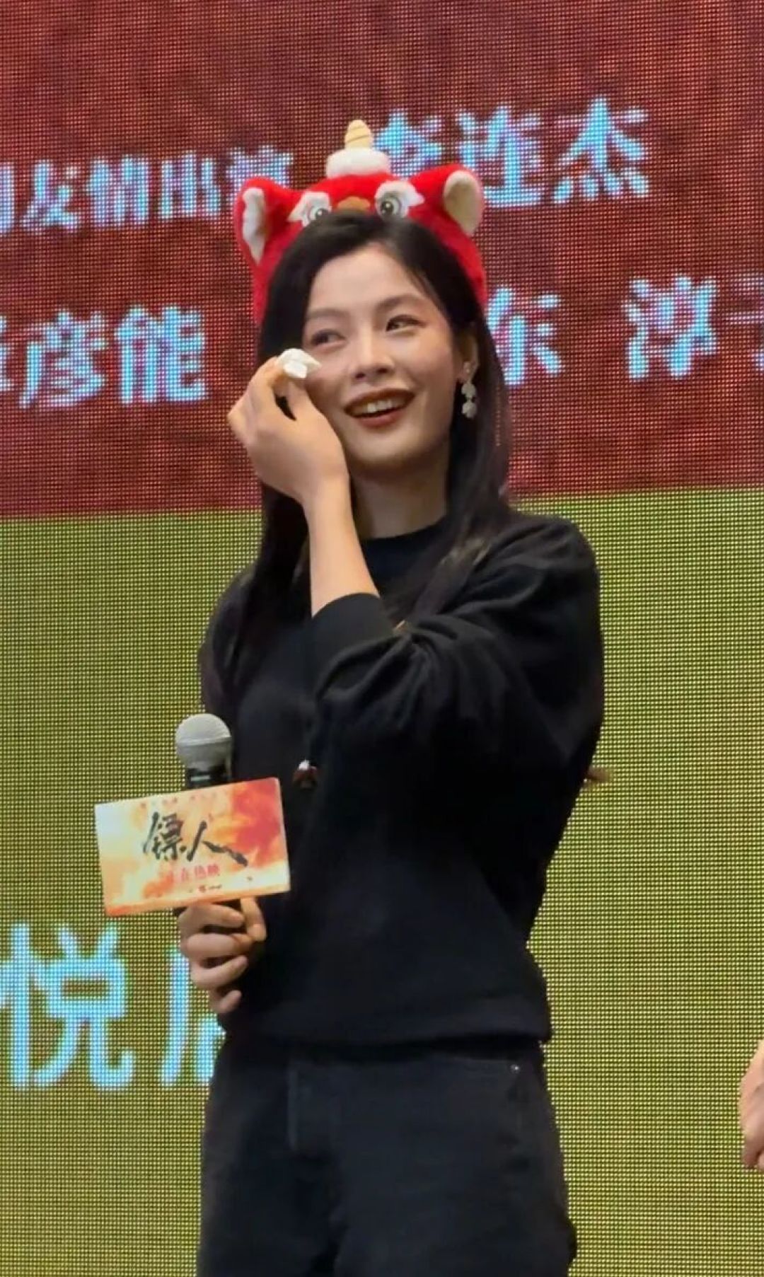 票房已破7亿元,连续4天逆跌!女演员演现场落泪:“我把命都交代出去了”