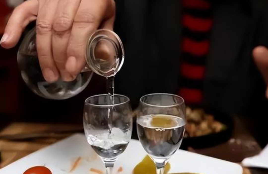 喝酒升还是降血压,高血压能喝酒吗?