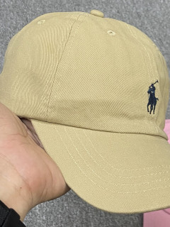 Polo棒球帽与“松弛感”密码：拆解霉霉街拍里那顶戴不腻的帽子