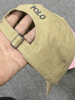 Polo棒球帽与“松弛感”密码：拆解霉霉街拍里那顶戴不腻的帽子