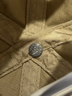 Polo棒球帽与“松弛感”密码：拆解霉霉街拍里那顶戴不腻的帽子