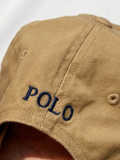 Polo棒球帽与“松弛感”密码：拆解霉霉街拍里那顶戴不腻的帽子