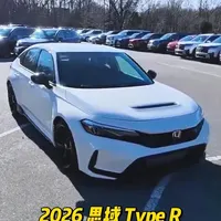 2026款本田思域Type R 搭载2.0升四缸涡轮增压发动机，仅匹配六速手动变速箱，可输出315马力，采用前轮驱动，整备质量约1.45吨，零百加速约5秒出头，最高时速约273公里。#本田思域typer #本田思域 #思域typer #dou是好车 #抖音汽车