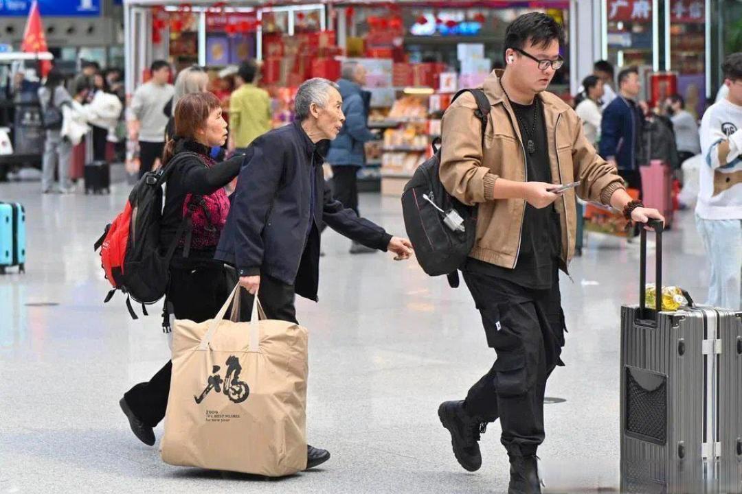 反向春运暴涨180%,这代年轻人正在重塑“家”与“年味”